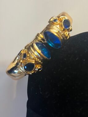 Julie Voss Style clamper bracelet with blue stones